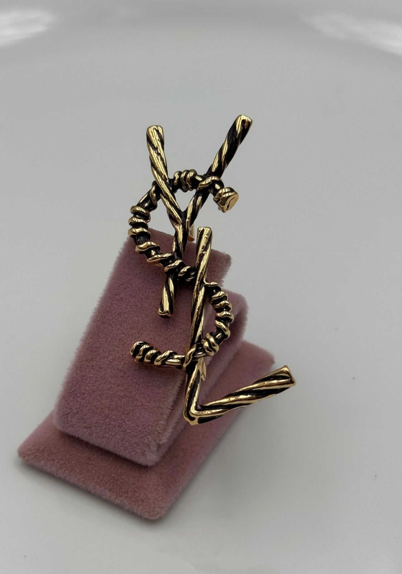 Broche Y noir