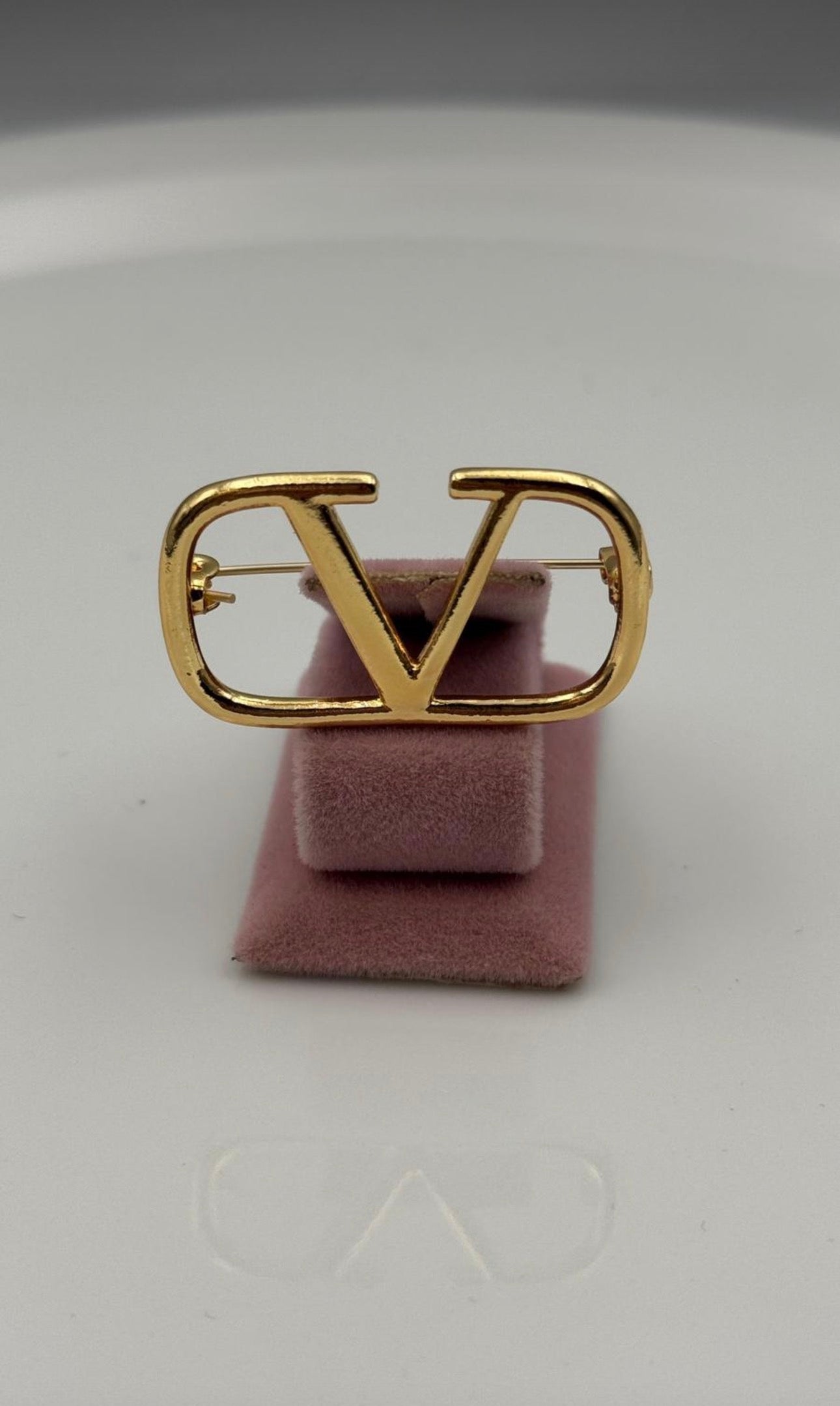 Broche V