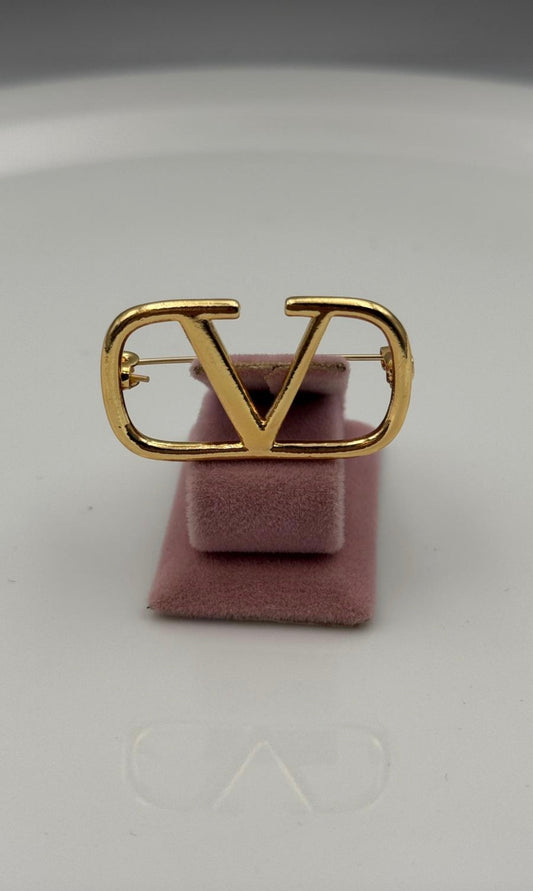 Broche V